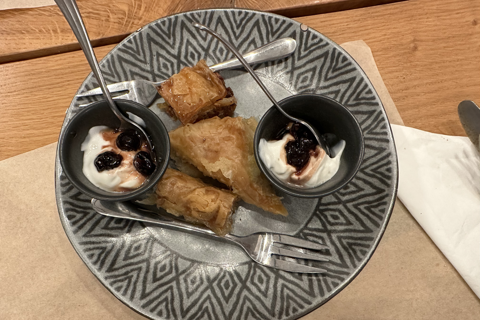 Baklava mit Beerenjoghurt | © Linz Airport