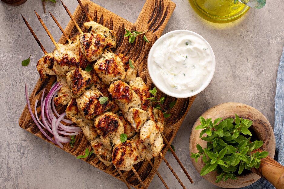 Hühnersouvlaki mit Tzatziki | © Envato Elements