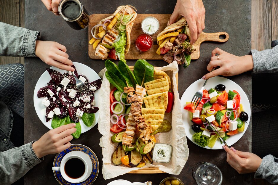 Personen beim Essen von verschiedenen griechischen Vorspeisen | © Envato Elements