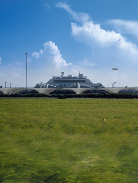 Grünes Ährenfeld Flughafengebäude von Landseite | © Linz Airport