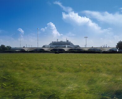 Grünes Ährenfeld Flughafengebäude von Landseite | © Linz Airport