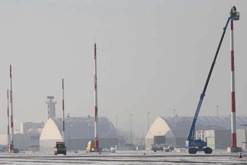 Montage LED Lampen am Vorfeld | © Linz Airport