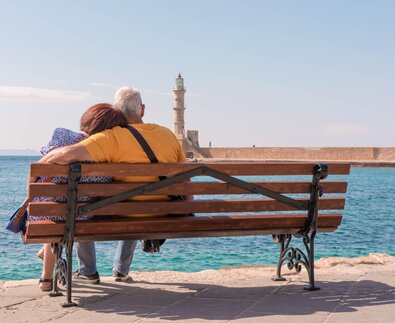 älteres Paar auf Bank beim Betrachten des Leuchtturms des Hafens von Chania | © Ilias Nickolarakis Pexels