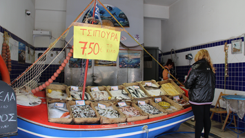 Fischtheke in einem typisch griechischen Fischerboot | © Linz Airport