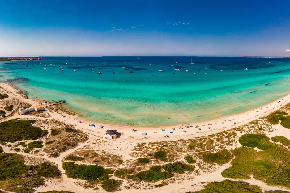 Blick auf den Strand von Es Trenc mit Booten im Meer | © Envato Elements