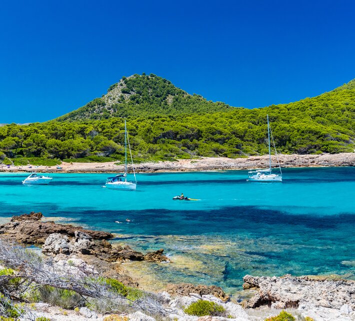 Segelboote in der türkisblauen Bucht von Agulla | © Envato Elements