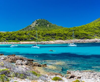 Segelboote in der türkisblauen Bucht von Agulla | © Envato Elements