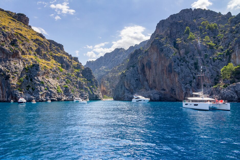 Kleiner Strand von Sa Calobra zwischen Felsbergen vom Meer aus gesehen | © Envato Elements