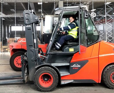 Mitarbeiter Frachtlager im Stapler | © Linz Airport