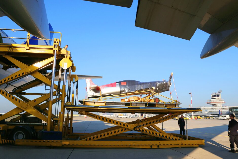 Red Bull Flieger auf Highloader beim Beladen | © Linz Airport