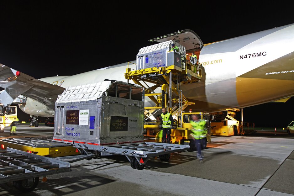 Transportboxen auf Highloader beim Beladen | © Linz Airport