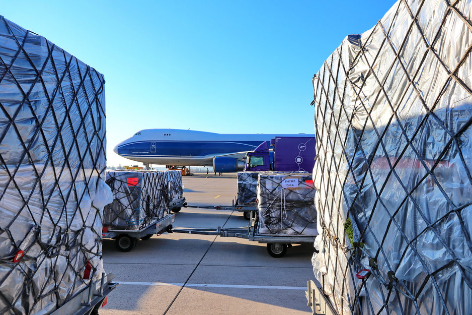 Flugzeug der Volga Dnepr vor Transportboxen | © Linz Airport