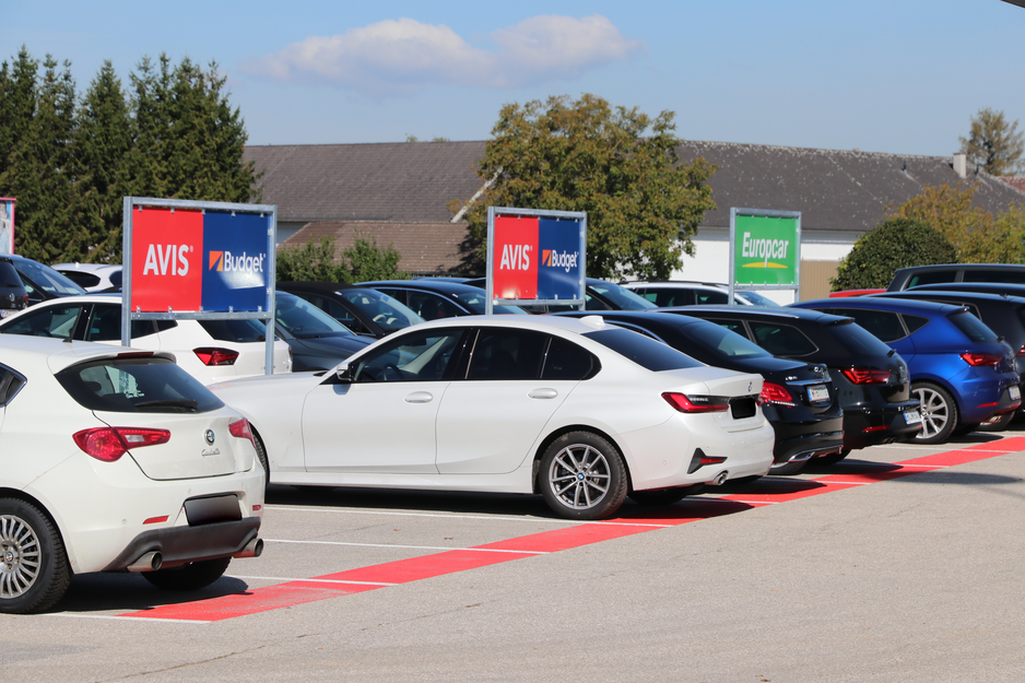 Autos am Parkplatz der Autovermietungen | © Linz Airport