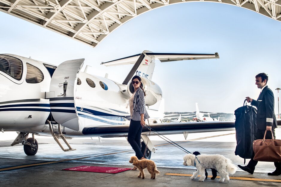 Dame mit Hunden steigt in Privatjet | © Stefano Oppo/Globe Air