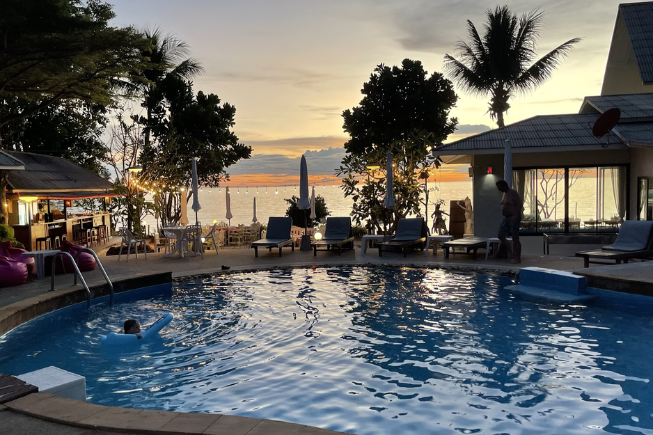 Runder Pool in kleiner Hotelanlage mit Blick auf den Sonnenuntergang am Meer | © Linz Airport