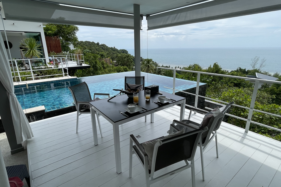 Kleine Terrasse am Pool mit Blick über den Dschungel und Strand in Koh Pangan | © Linz Airport