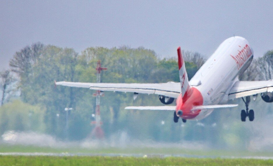 Startendes Flugzeug auf der Piste | © Flughafen Linz