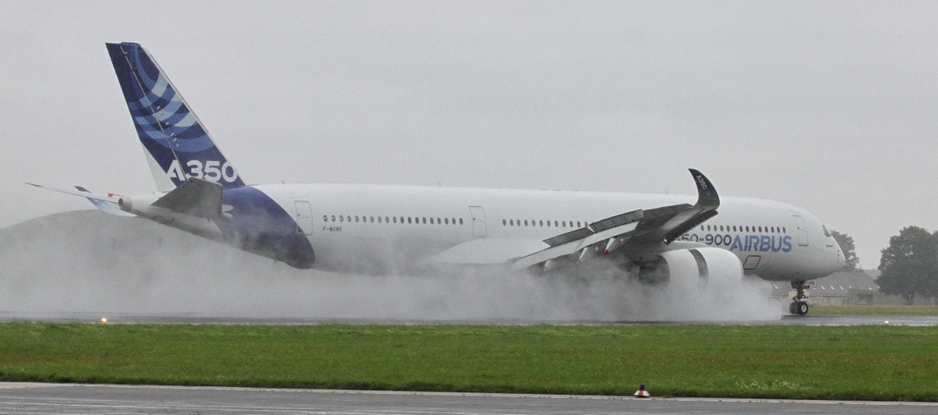 Landendes Flugzeug auf regennasser Piste | © Flughafen Linz