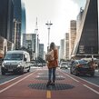 Junge Frau mit Rucksack wandert durch die City | © Guilherme Stecanella Unsplash