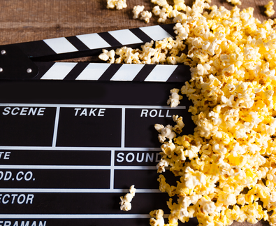 Filmklappe und Popcorn | © Envato