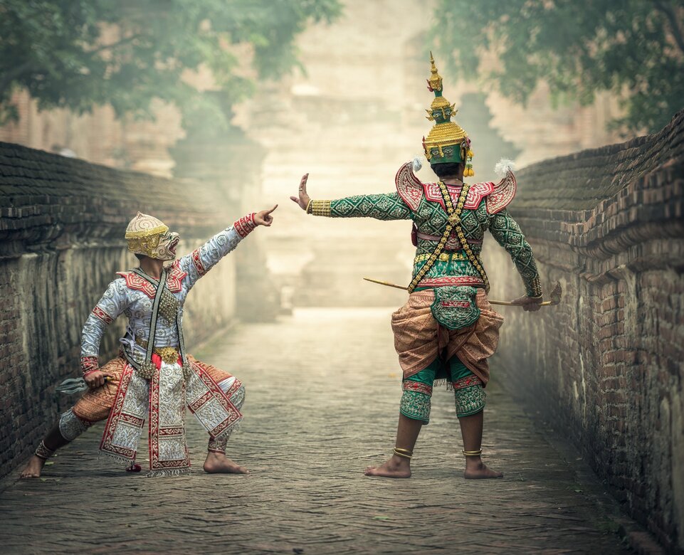 Zwei Kämpfer in indonesischer Tracht in Gasse | © Pexels