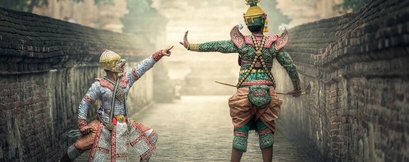 Zwei Kämpfer in indonesischer Tracht in Gasse | © Pexels