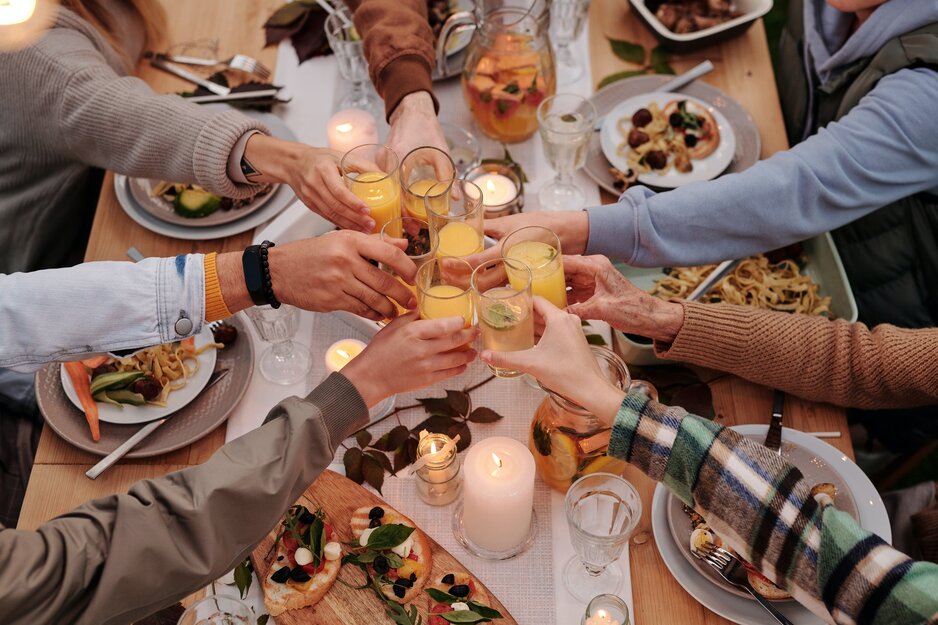 Gesichtslose Menschen die beim Abendessen mit Gläsern anstoßen | © Askar Abayev Pexels