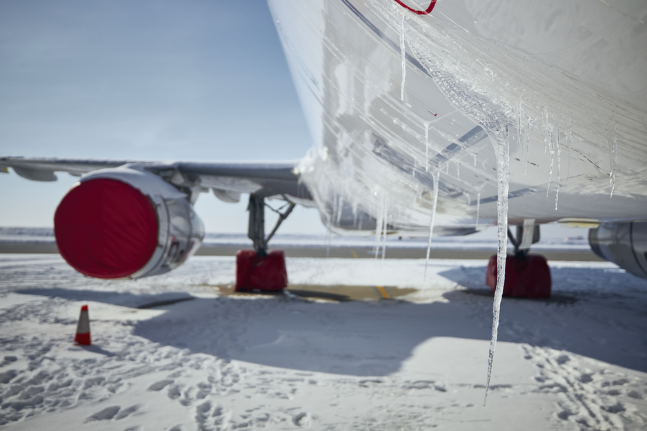 Mit Eis überzogenes Flugzeug auf Schneebahn | © Envato