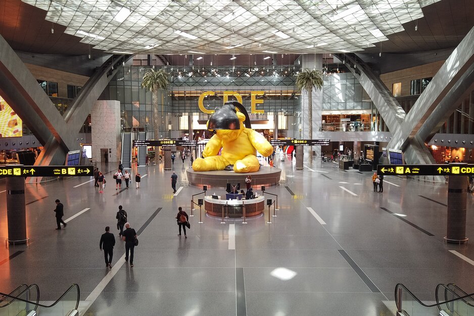 Sieben Meter hohe Bronzeskulptur eines goldenen Teddys in der Haupthalle des Flughafen Hamad International Airport | © Adobe