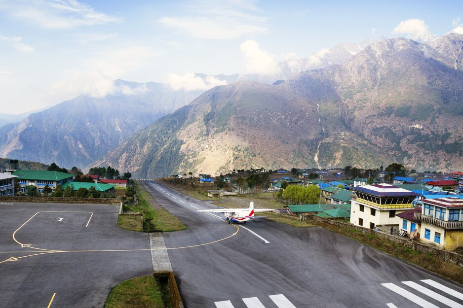 Kleinflugzeug auf der kurzen Startbahn des Flughafen Lukla in Nepal | © Envato Elements