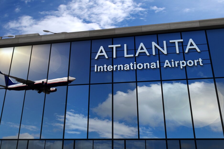 Glasfront des Flughafen Atlanta mit sich spiegelndem Flugzeug | © Adobe