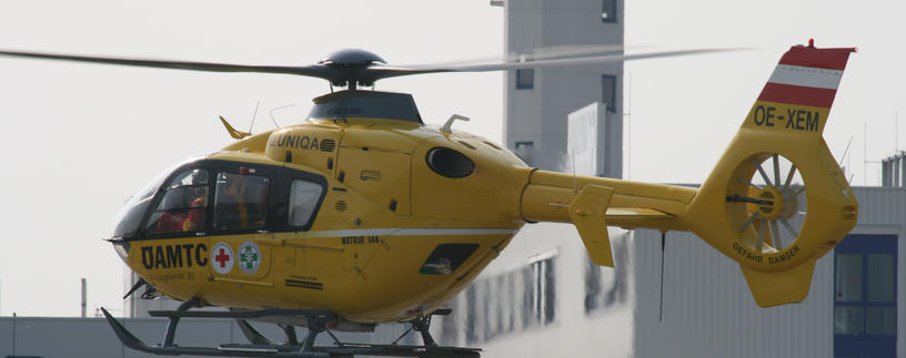 Rettungshubschrauber Christophorus 10 beim Start vor Radarturm | © Linz Airport