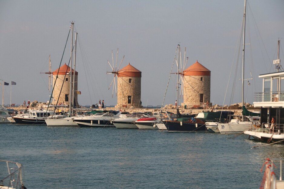 Windmühlen im Mandraki Hafen von Rhodos Stadt | © Linz Airport