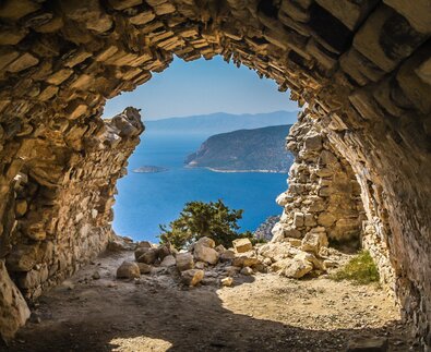 Blick durch Steinhöhle auf Rhodos Stadt | © Envato elements