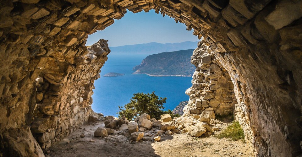 Blick durch Steinhöhle auf Rhodos Stadt | © Envato elements