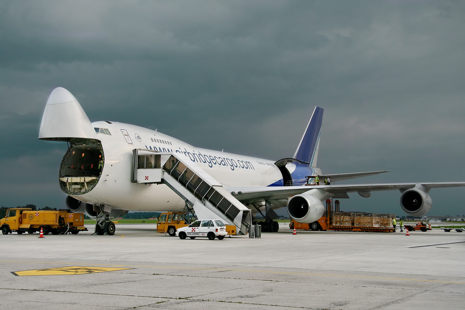 Air Bridge Frachtflugzeug mit offenen Laderaum, Gewitterstimmung im Hintergrund | © Linz Airport