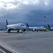 Drei Lufthansa Maschinen am Vorfeld, Gewitterstimmung im Hintergrund | © Linz Airport