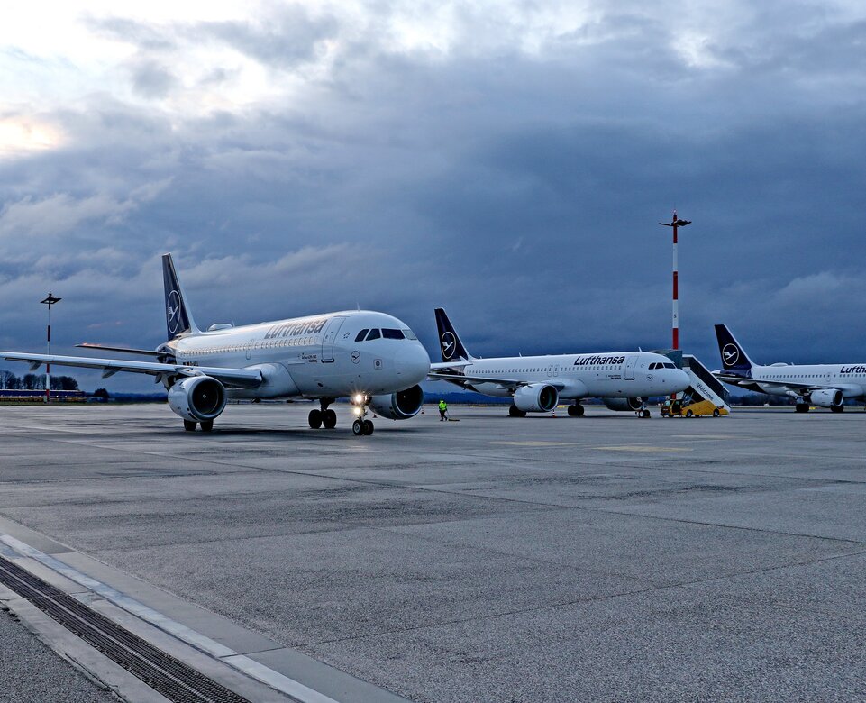 Drei Lufthansa Maschinen am Vorfeld, Gewitterstimmung im Hintergrund | © Linz Airport