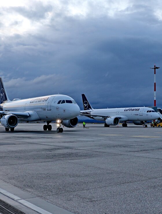 Drei Lufthansa Maschinen am Vorfeld, Gewitterstimmung im Hintergrund | © Linz Airport