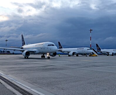 Drei Lufthansa Maschinen am Vorfeld, Gewitterstimmung im Hintergrund | © Linz Airport