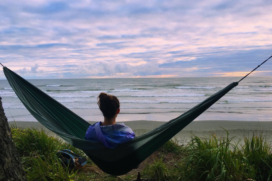 Frau in Hängematte mit Blick aufs Meer | © Envato Elements