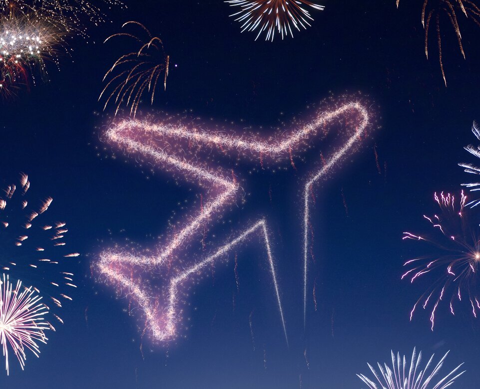 Feuerwerk und stilisiertes Flugzeug am Himmel | © Adobe Stock