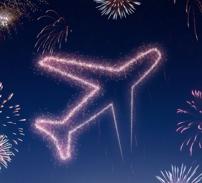 Feuerwerk und stilisiertes Flugzeug am Himmel | © Adobe Stock