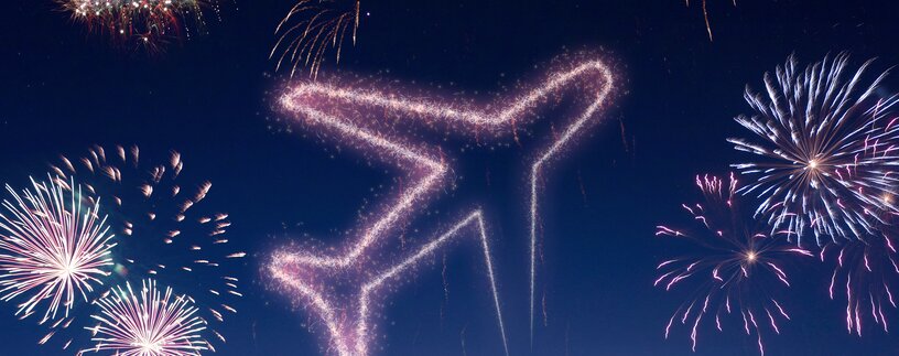 Feuerwerk und stilisiertes Flugzeug am Himmel | © Adobe Stock