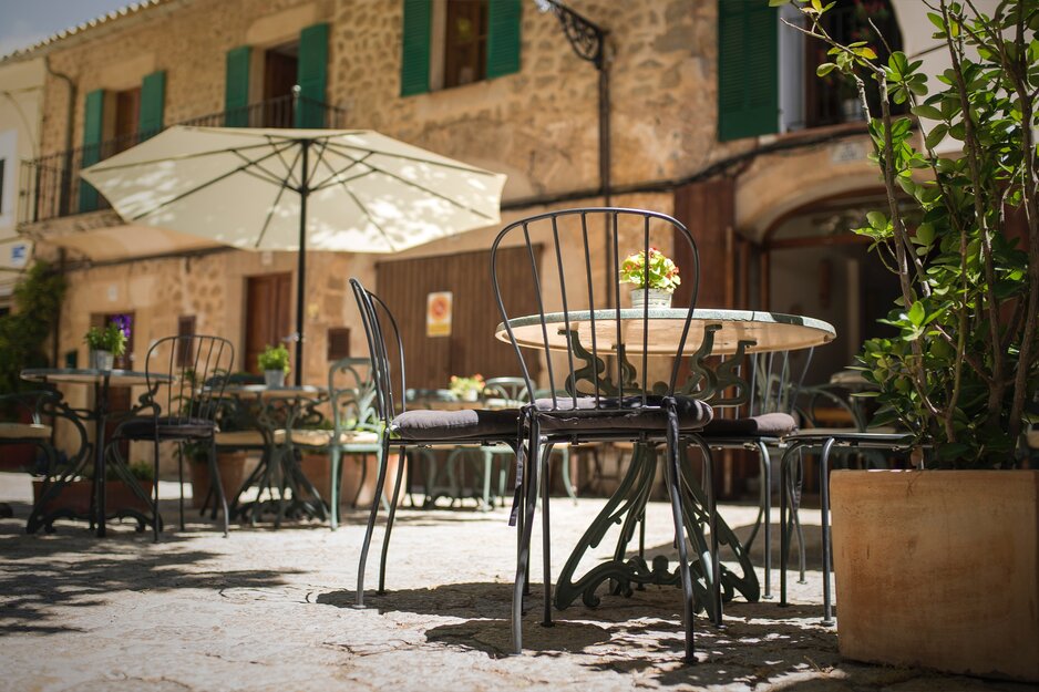 Straßenkaffee in einem mallorquinischen Örtchen | © Pexels