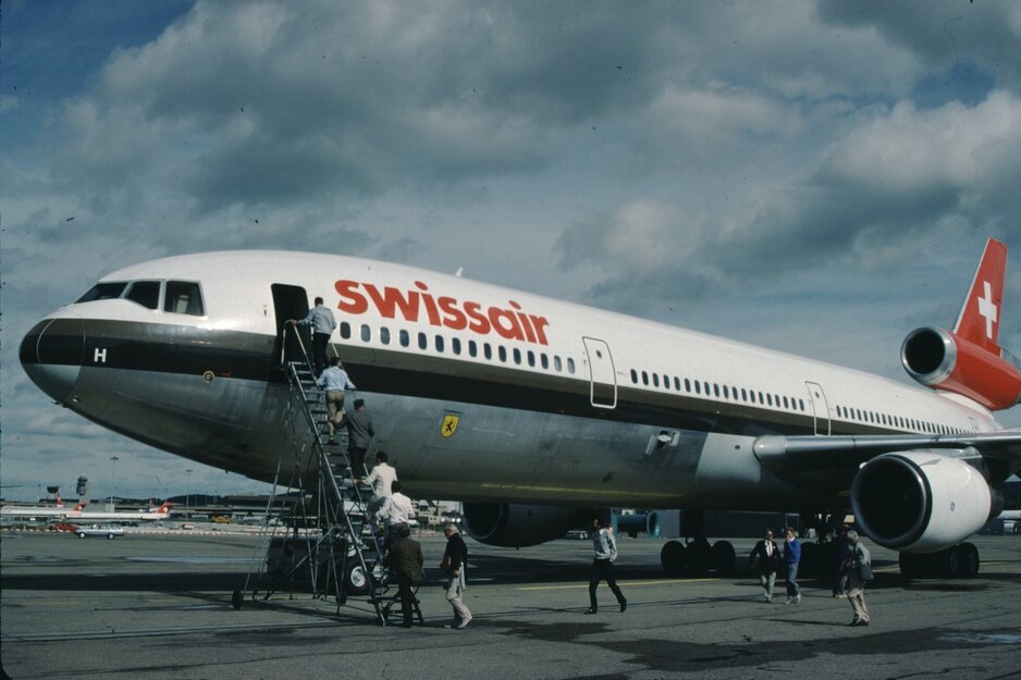 Vereinsmitglieder des Vffl 1998 beim Einsteigen in die Swissair Maschine auf dem Weg nach Zürich | © Linz Airport