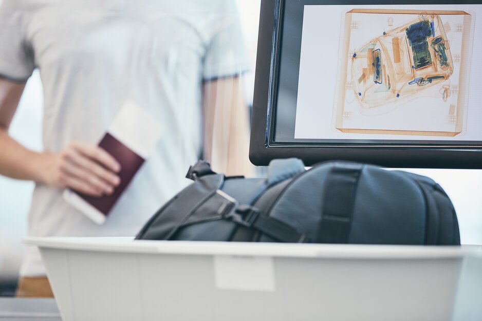 Handgepäck beim Sicherheitscheck am Flughafen