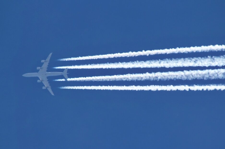 Flugzeug mit Kondensstreifen am blauen Himmel | © Linz Airport