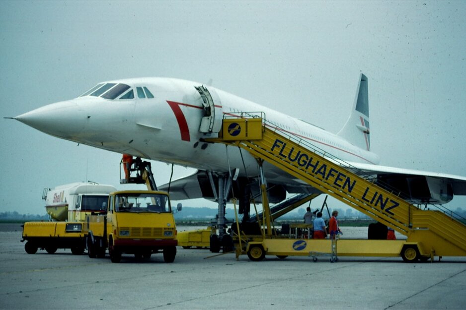 Concorde am Vorfeld mit Fluggasttreppe und Tankwagen | © Linz Airport