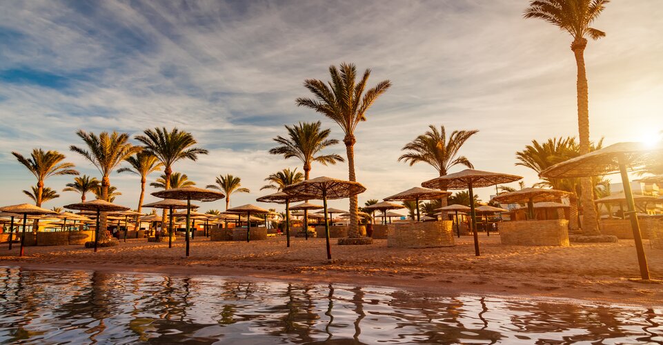 Romantischer Sonnenuntergang am Strand von Hurghada | © Envato Elements